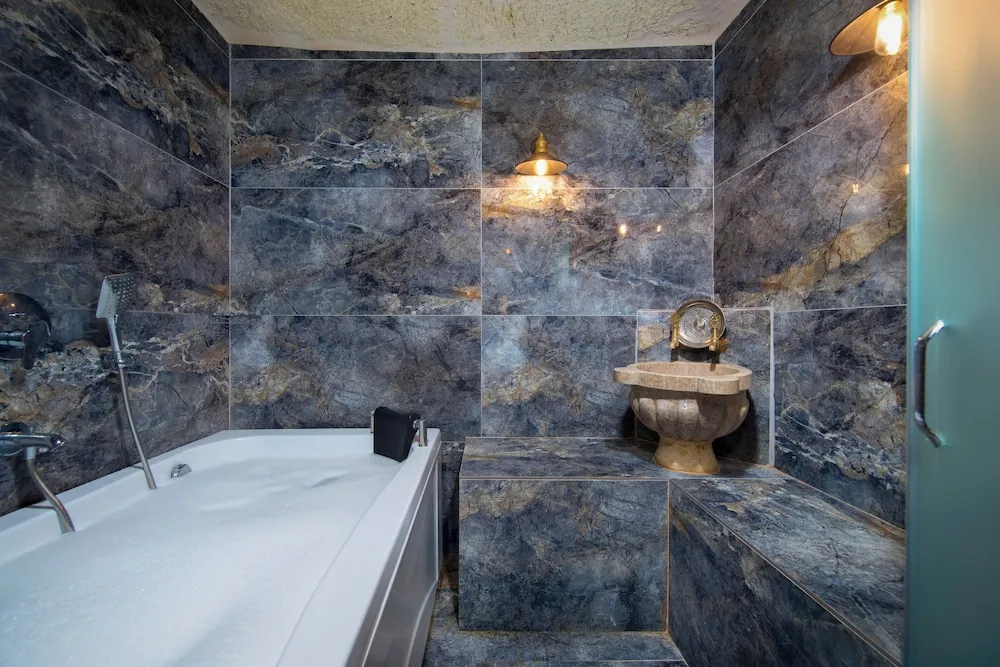 Deluxe Cave Tunnel Room - 204