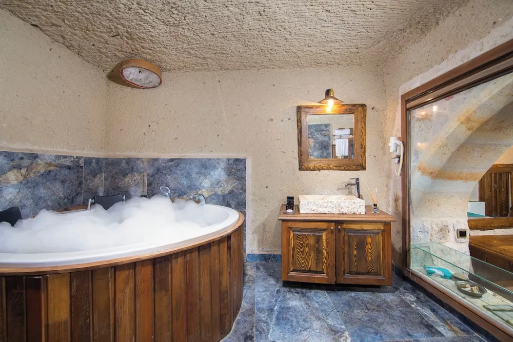 Deluxe Arch Suite - 206