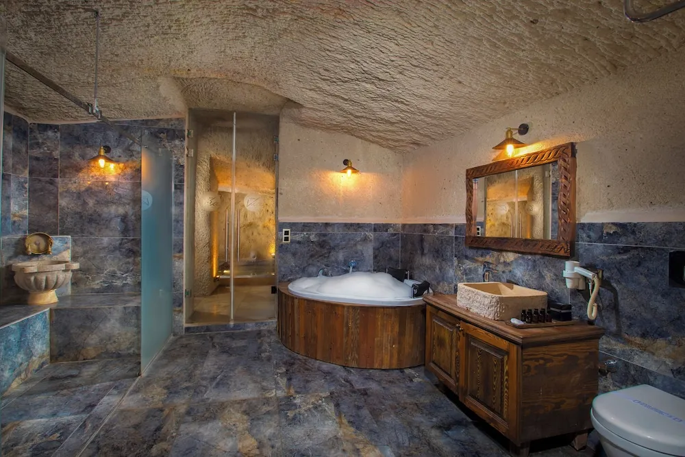 Cave Pool Suite - 302