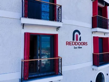 Reddoors Suites Sea View