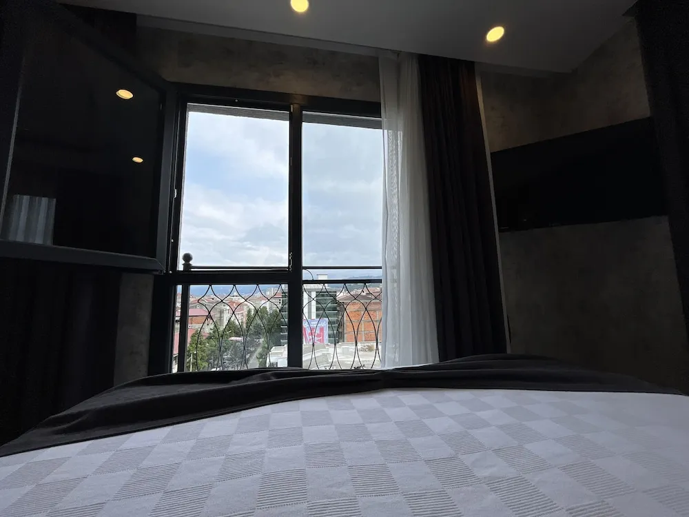 City Tek Büyük Yataklı Oda