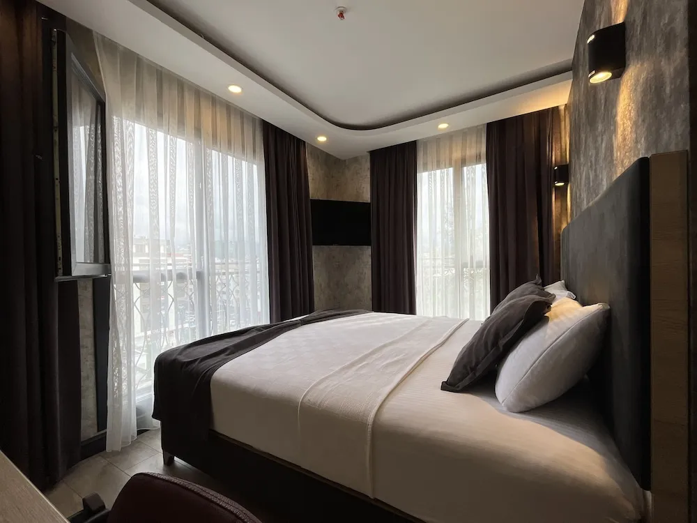 City Tek Büyük Yataklı Oda