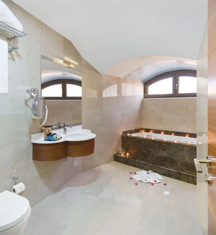 Deluxe King Suite