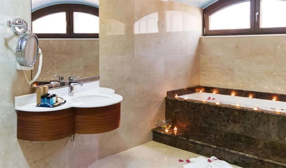 Deluxe King Suite