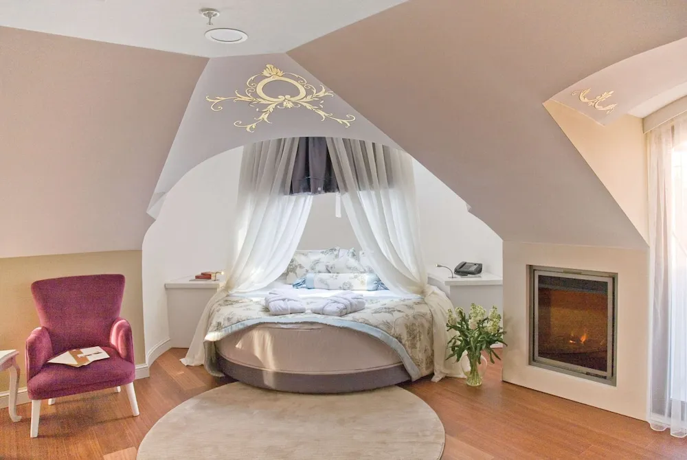 Deluxe King Suite