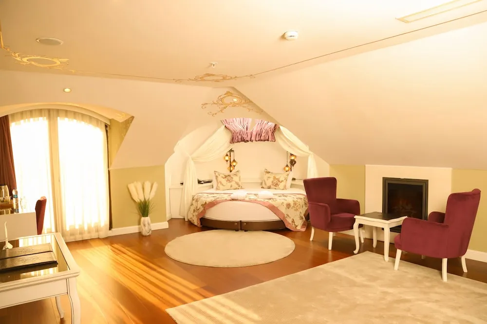 Deluxe King Suite