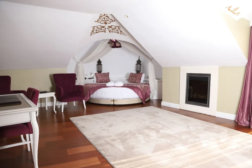 Deluxe King Suite