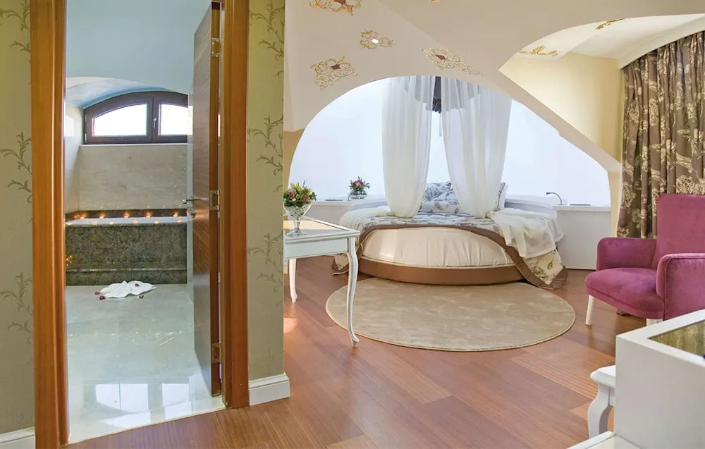 Deluxe King Suite