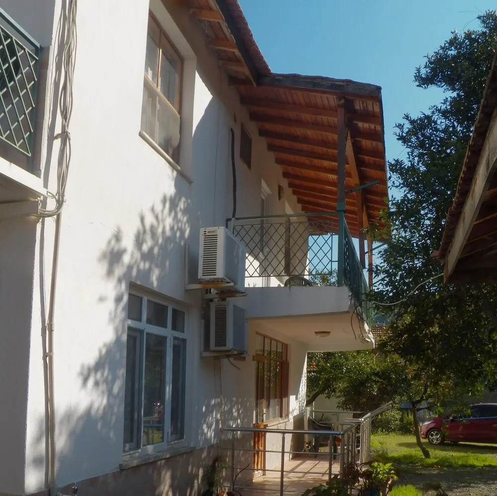Konaklama yerinin ön cephesi