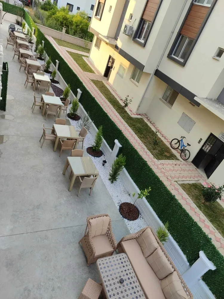 Family Oda, Avlu Manzaralı