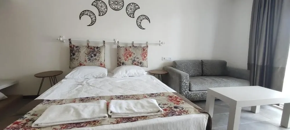 Standard Tek Büyük Yataklı Oda, Havuz Manzaralı