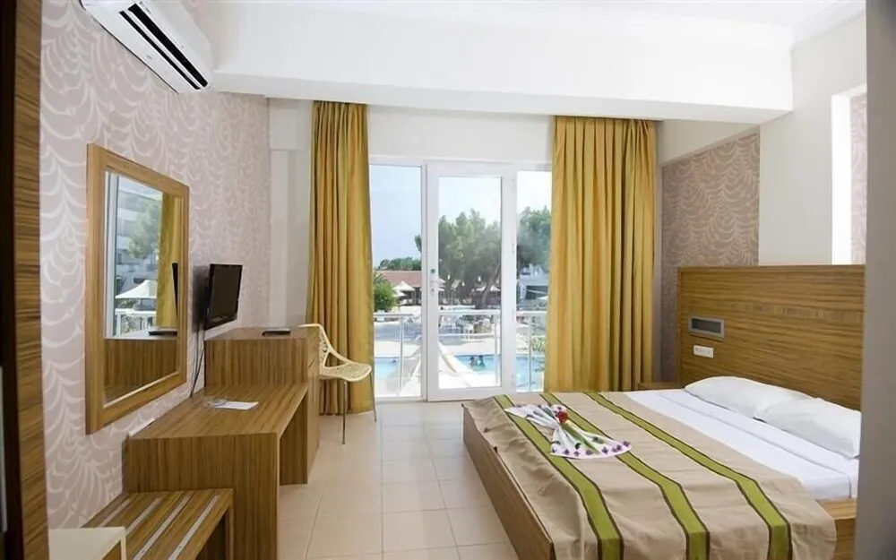 Standard Tek Büyük Yataklı Oda, Havuz Manzaralı