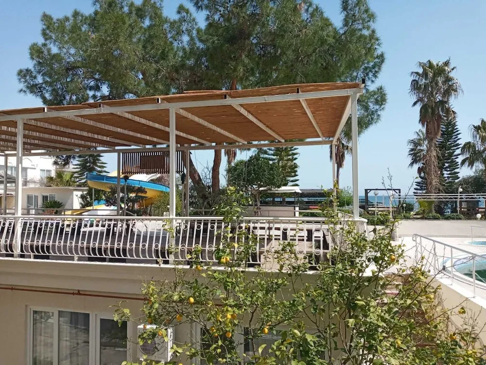 Standard Tek Büyük Yataklı Oda, Havuz Manzaralı