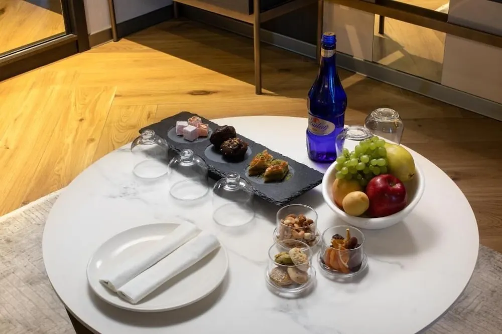 Superior Street View Room