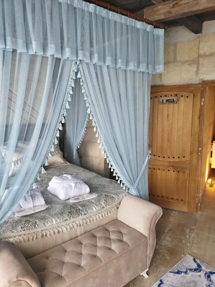 Luxury Oda