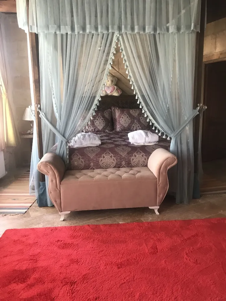Luxury Oda