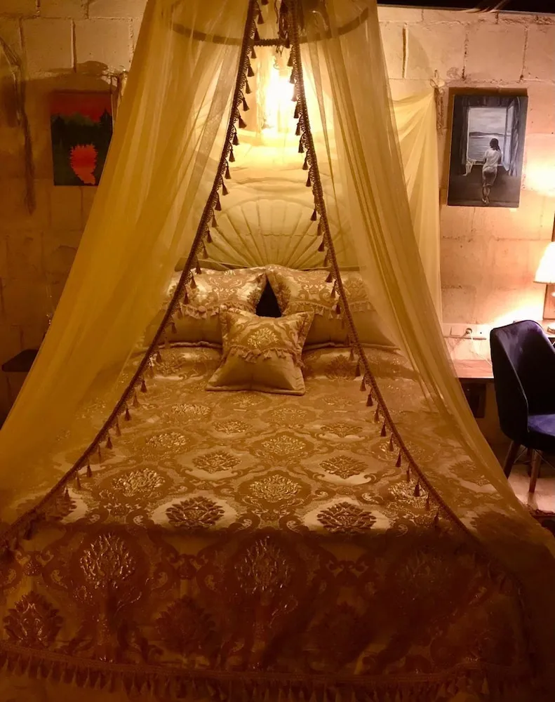 Luxury Oda