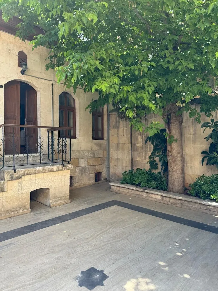 Standard Üç Kişilik Oda, Avlu Manzaralı