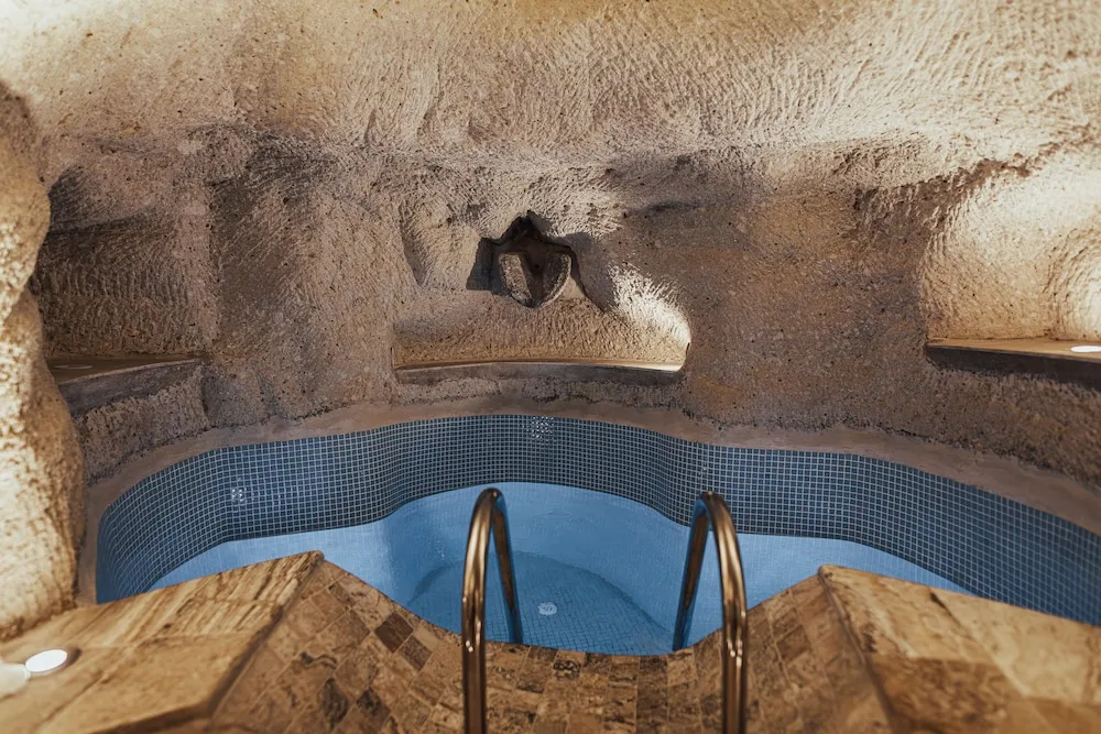 Special Cave Pool Suite