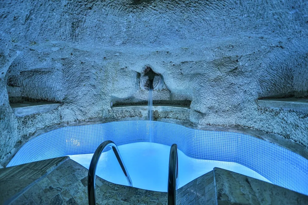 Special Cave Pool Suite