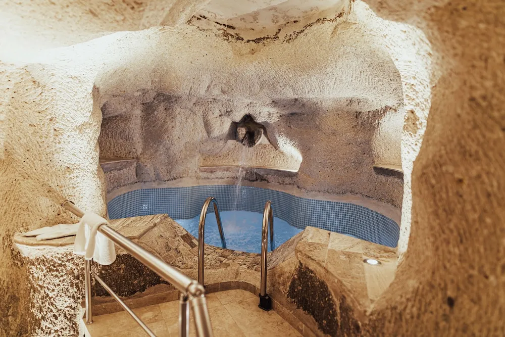 Special Cave Pool Suite