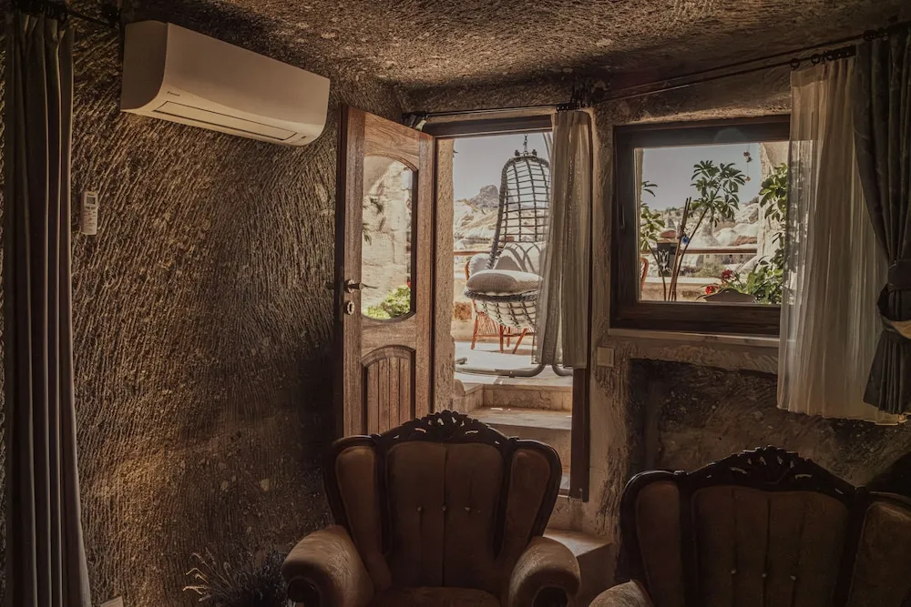 Special Cave Pool Suite