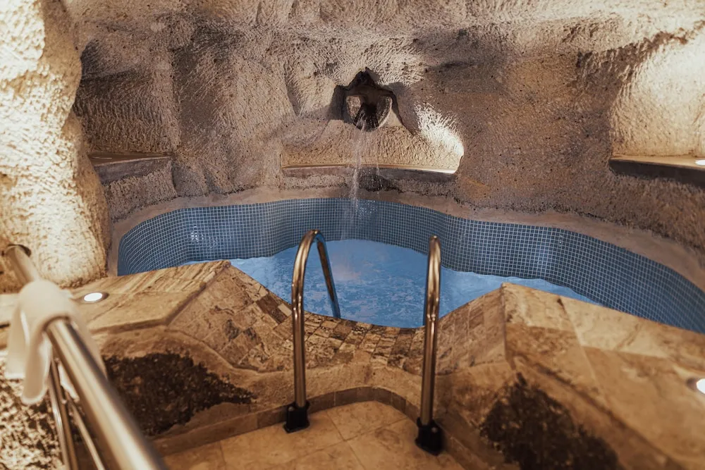 Special Cave Pool Suite