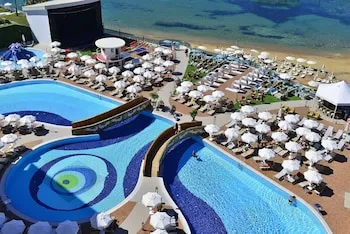 Azura Deluxe Resort & Spa