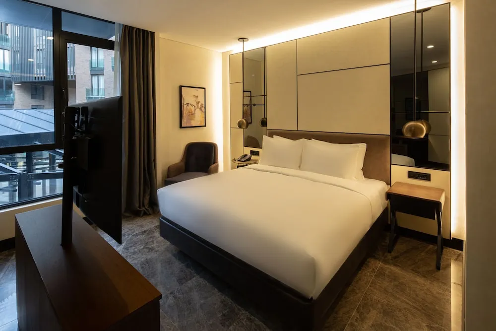 Deluxe Room King Courtyard View