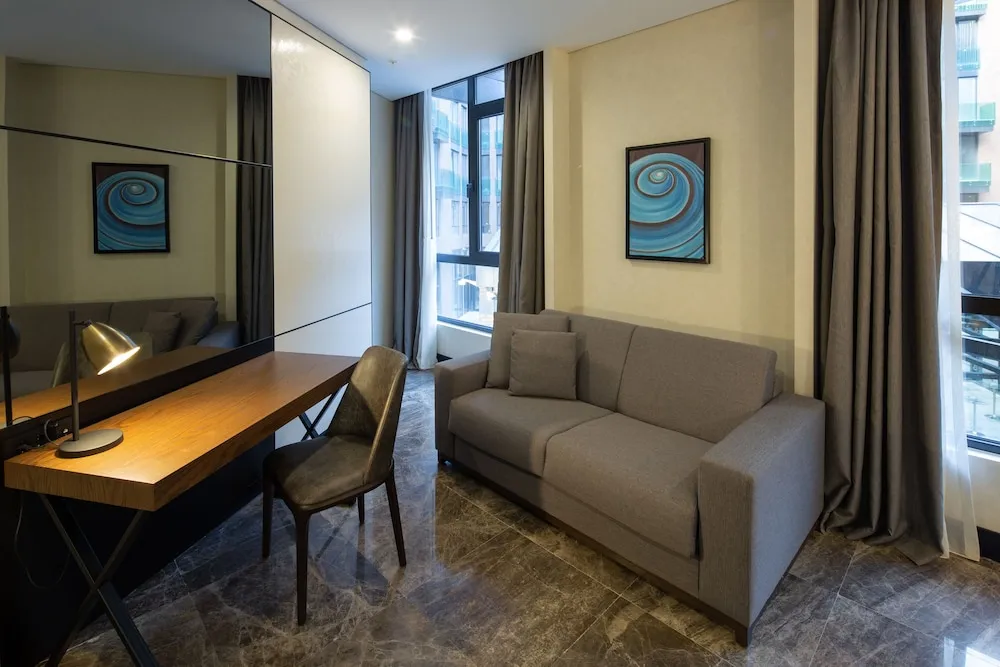 Deluxe Room King Courtyard View