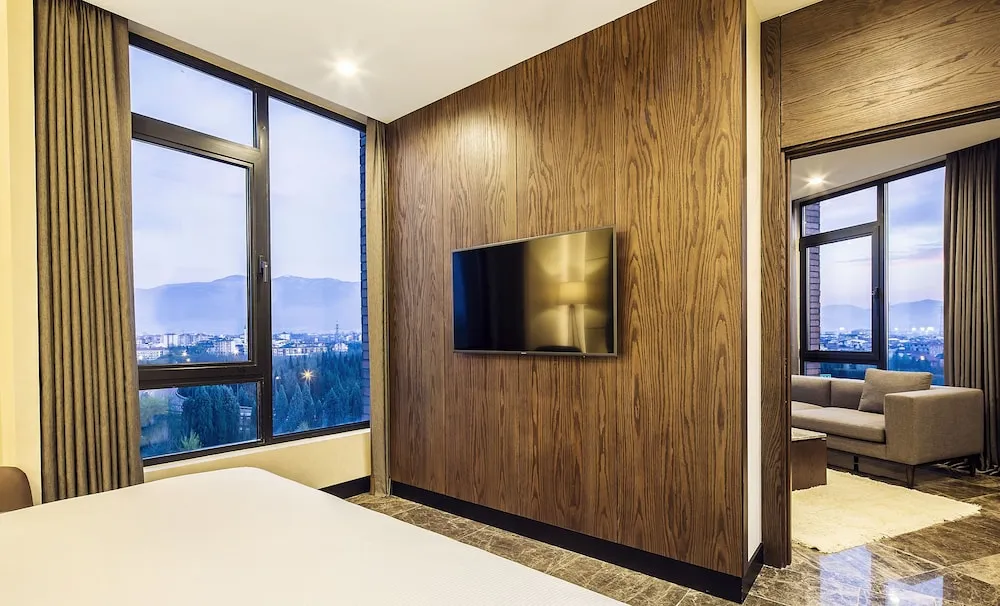 Deluxe Suite King Mountain View
