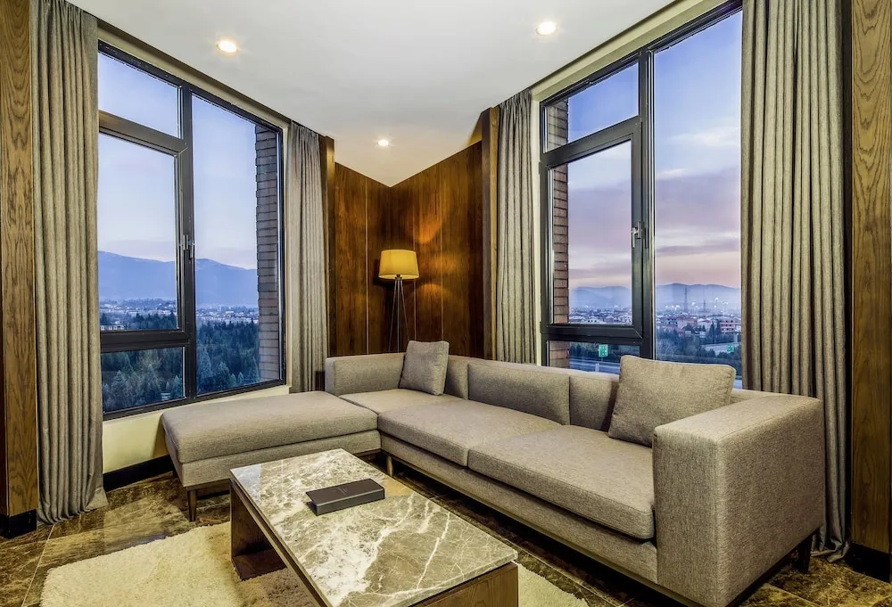 Deluxe Suite King Mountain View