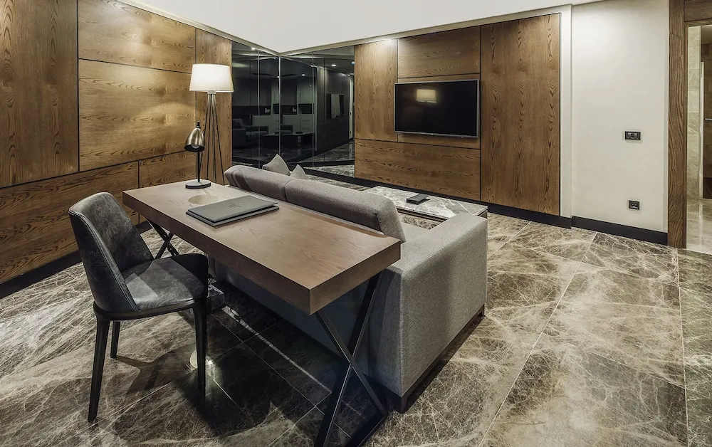 Corner Suite King Highway View