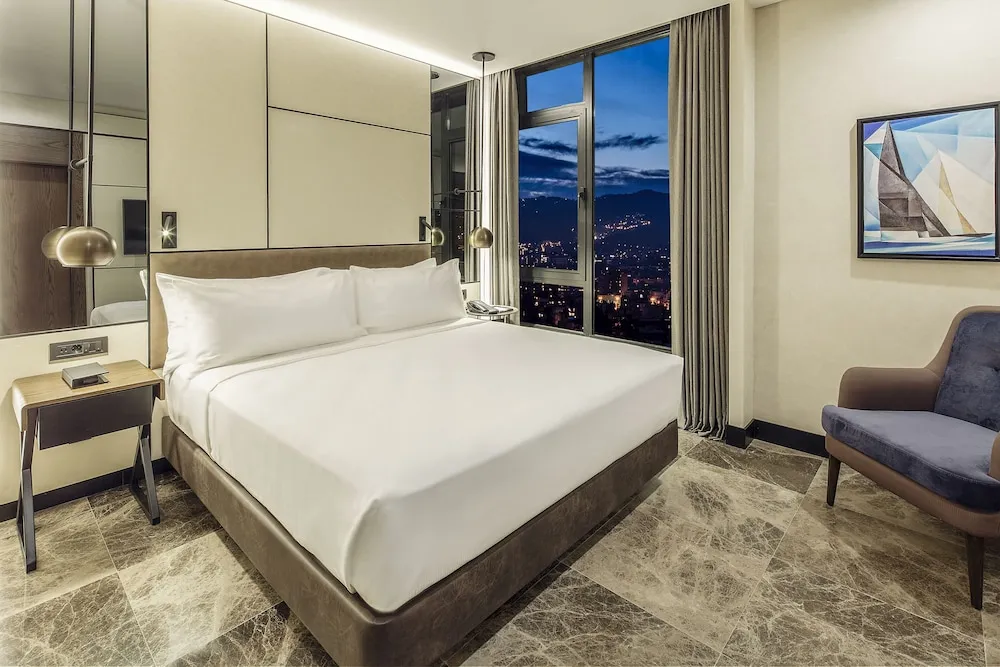 Corner Suite King Highway View