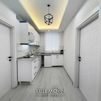 Full Moon Suit Otel