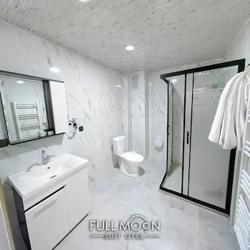 Full Moon Suit Otel