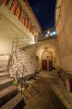 Kapalos Cave Hotel