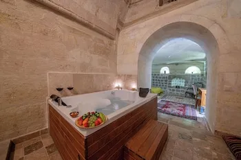 Kapalos Cave Hotel