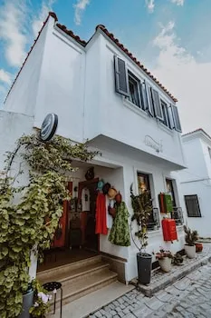 Hasanaki Gift & Guest House