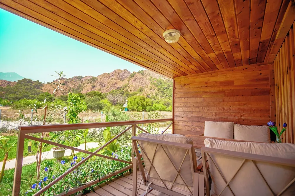 Basic Oda, Veranda, Bahçe Manzaralı