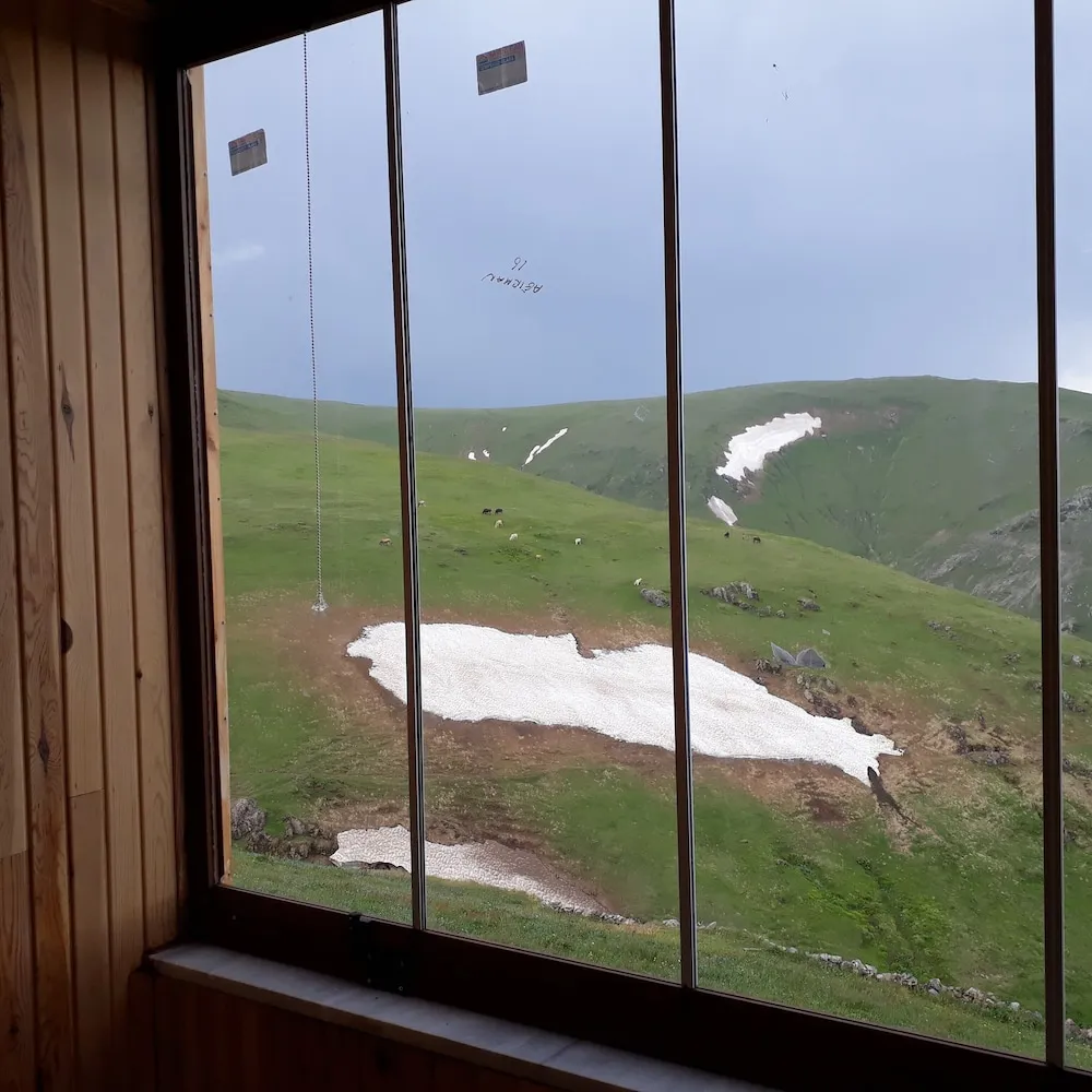 Üç Kişilik Oda, Dağ Manzaralı