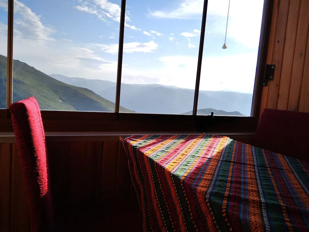 Üç Kişilik Oda, Dağ Manzaralı