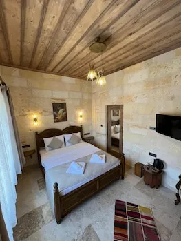 Library Cave Hotel