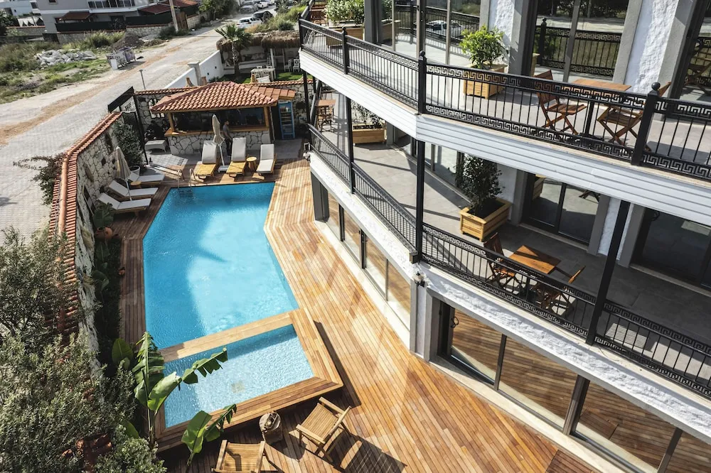 Junior Suit, Somineli, Kismi Deniz Manzarali