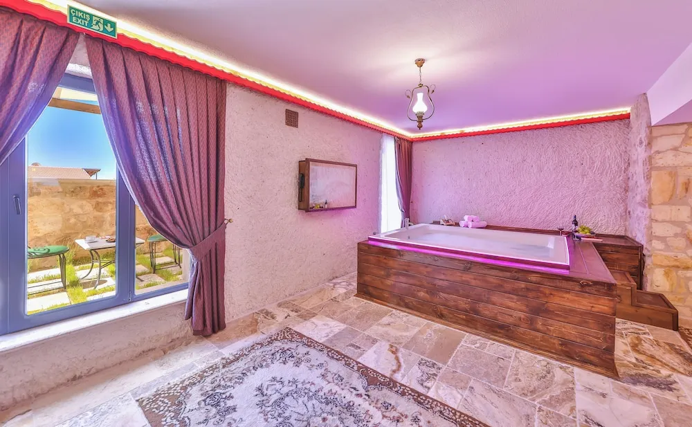 Honeymoon Oda, 1 Büyük (Queen) Boy Yatak ve Çekyat, Sıcak Su Küveti, Bahçeli