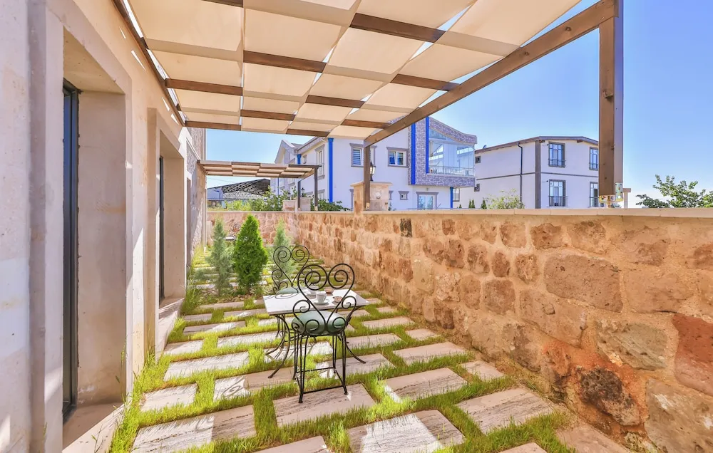 Comfort Oda, 1 Büyük (Queen) Boy Yatak, Özel Banyo, Bahçeli