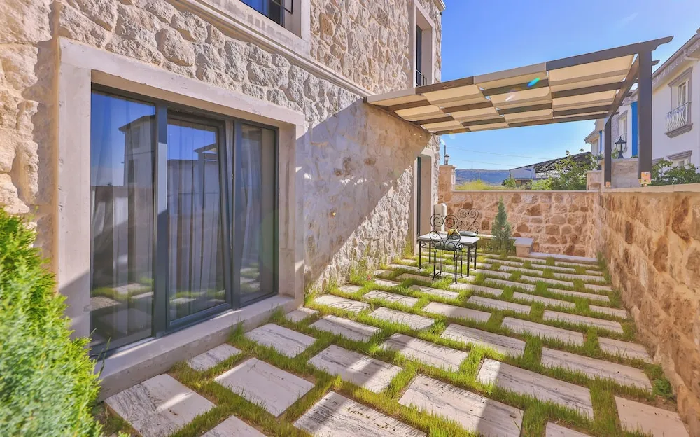 Standard Oda, 1 Büyük (Queen) Boy Yatak, Sigara İçilmez, Bahçeli