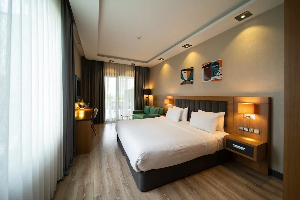 Standard Oda, 1 En Büyük (King) Boy Yatak ve Çekyat, Sigara İçilebilir, Balkon
