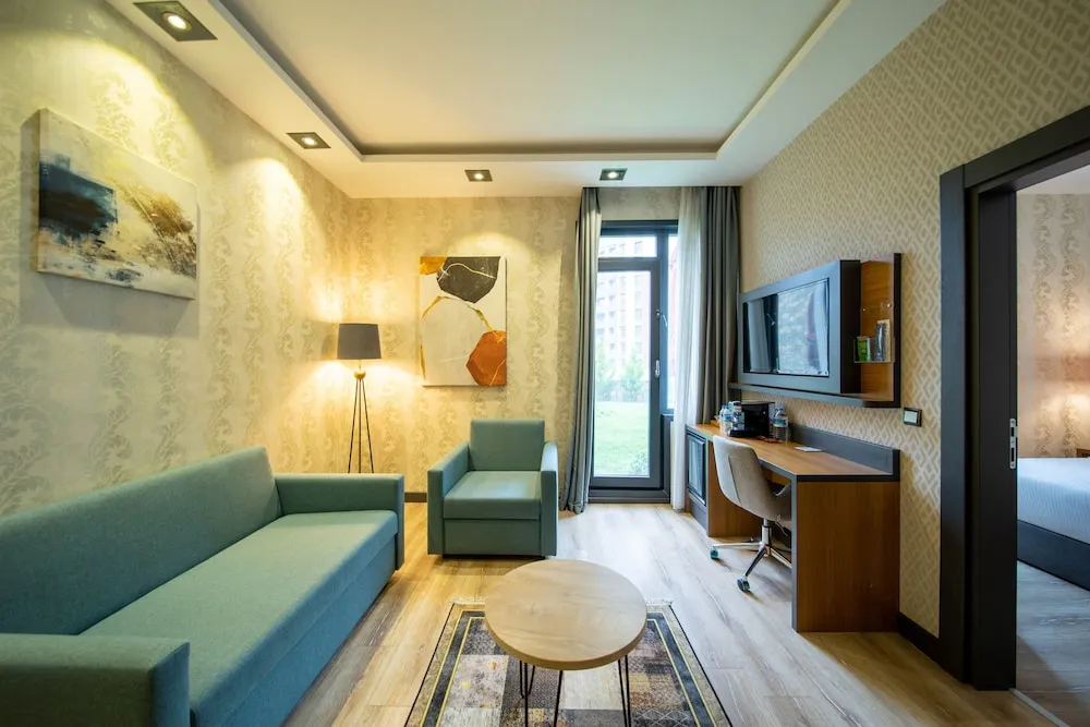 Süit, 1 En Büyük (King) Boy Yatak, Sigara İçilebilir, Balkon