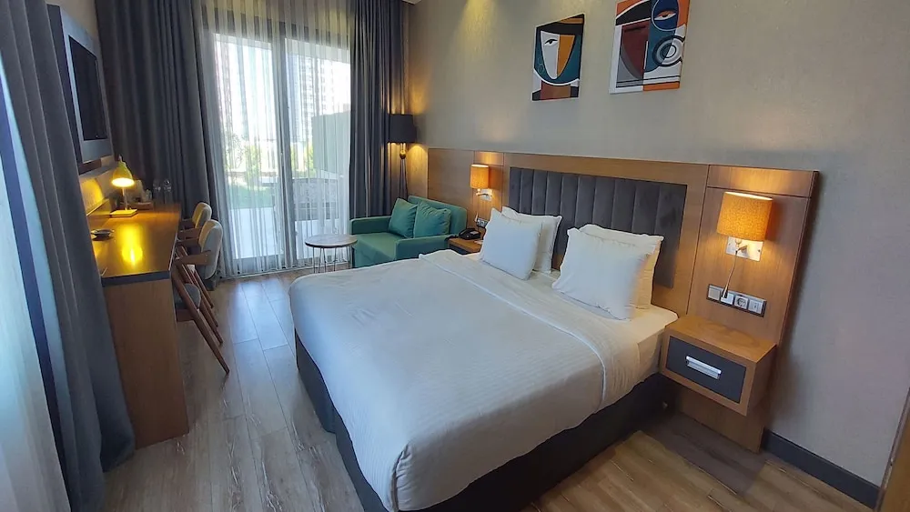 Süit, 1 En Büyük (King) Boy Yatak, Sigara İçilebilir, Balkon